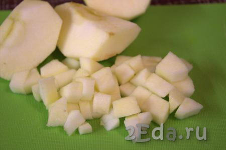 Для приготовления начинки очистить от кожицы яблоки и удалить сердцевину. Нарезать яблоки на кубики желаемого размера.