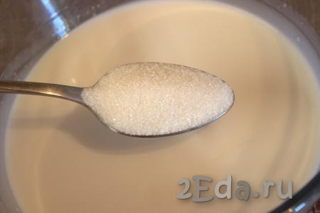 В молочно-яичную смесь всыпать ванильный сахар, соль и сахар, хорошо перемешать.