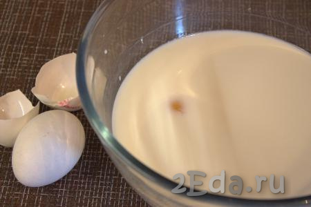 Яйца вбить в глубокую миску, влить молоко и перемешать венчиком.