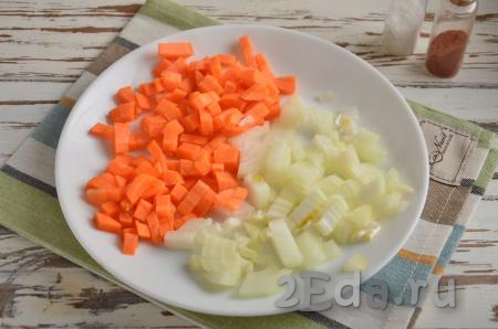 Оставшиеся очищенные морковь и лук мелко нарежьте.