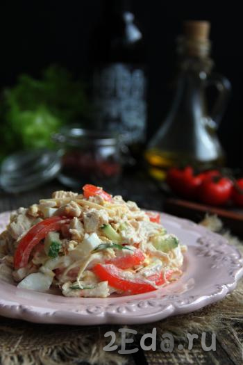 Салат с куриной грудкой, помидорами и сыром получается очень нежным. Это блюдо не только насытит, но и порадует приятным вкусом, попробуйте!
