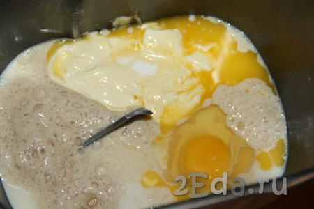 Влить опару в ведёрко хлебопечки, добавить растопленное не горячее сливочное масло и яйцо.