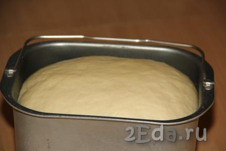 Если замешивать тесто вручную, тогда нужно в миску влить опару, добавить растопленное не горячее масло и яйцо, слегка перемешать, затем всыпать муку и соль, замесить приятное в работе, мягкое тесто, оставить его в тепле на 1,5 часа под полотенцем (или плёнкой). В результате подъёма тесто увеличится в два раза.