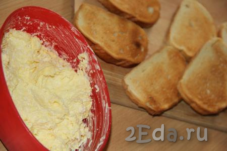 К яичной массе добавить 2 столовые ложки майонеза и перемешать. Белый хлеб (или батон) подсушить в тостере (или поджарить с двух сторон на сухой сковороде).