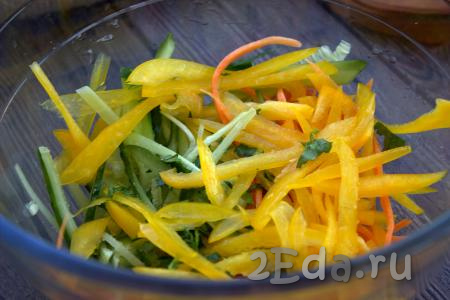 Соединить в салатнике болгарский перец, морковь и свежий огурец, влить заправку, добавить, по желанию, рубленную зелень, перемешать салат.