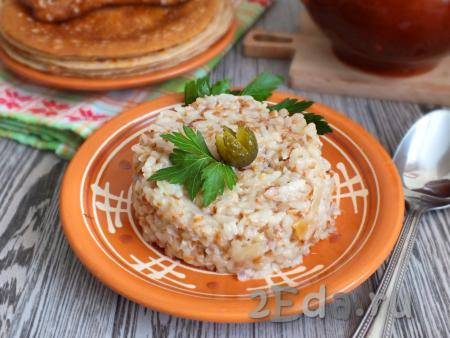 Нежную, ароматную и очень вкусную гречнево-рисовую кашу можно подавать как самостоятельное блюдо, так и в качестве гарнира. 