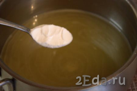 Затем в кастрюлю в горячий сироп добавить лимонную кислоту и соду, тщательно перемешать.