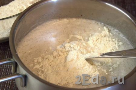 В сахарно-медовую смесь добавить в несколько приёмов просеянную муку, каждый раз хорошо перемешивая тесто ложкой.
