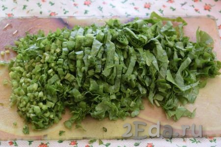 Щавель режем на тонкие полоски (если будете добавлять в суп крапиву и шпинат, то тоже нарежьте их полосками). Укроп, петрушку и зелёный лук нарезаем мелко.