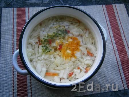 Когда суп с картошкой и курицей проварится 15 минут, добавить в кастрюлю капусту с перцем и лавровый лист, всыпать специи, приправу для супа, куркуму, дать закипеть.