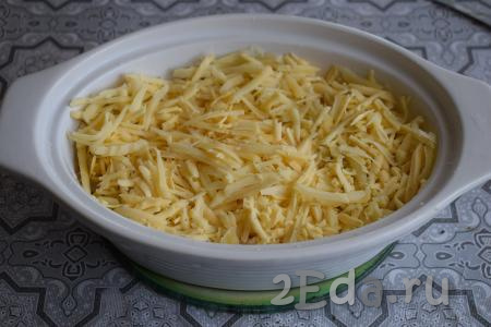 Посыпаем верх жульена сыром, натёртым на крупной терке. Сыра должно быть много, чтобы он смог образовать плотную корочку и "запечатать" содержимое формы.
