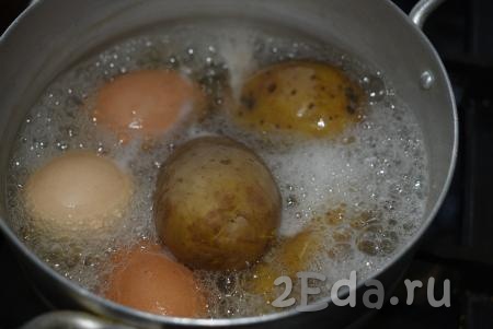 Отвариваем яйца и картофель в кожуре до готовности. Готовый картофель должен легко прокалываться ножом или вилкой.