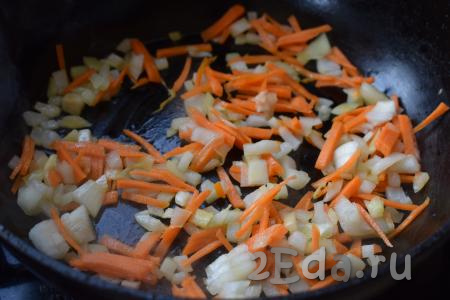 Сковороду разогреем на среднем огне, вольём растительное масло и отправим в неё измельчённые лук и морковку. Томим овощи до прозрачности на маленьком огне (примерно, 8-10 минут), иногда помешивая.