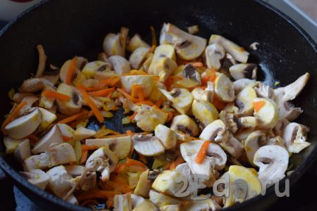 Отправляем шампиньоны (или отваренные лесные грибы) в сковороду к луку и моркови, слегка подсаливаем и томим овощи с грибами на медленном огне до готовности грибочков (примерно, 7-8 минут), иногда перемешивая.