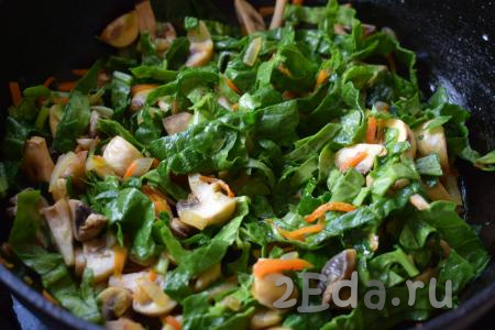 Добавляем измельчённый шпинат в сковороду с овощами и грибами, перемешиваем и тушим, примерно, 2-3 минуты на медленном огне.