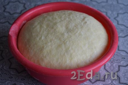 За время расстойки тесто должно хорошо подойти и увеличиться вдвое.