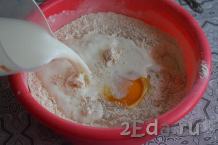 Перемешаем муку, соль, сахар и дрожжи, добавим в миску яйцо, растительное масло и тёплое молоко (температура молока не должна быть выше 40 градусов).