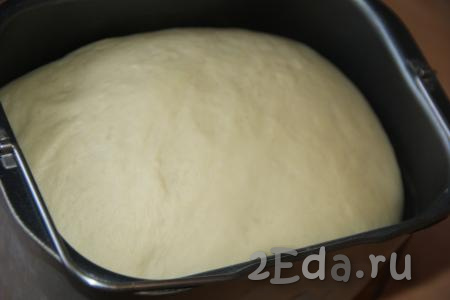 Если вы будете замешивать тесто руками, тогда нужно развести в тёплом молоке (молоко не должно быть горячим, его температура должна быть, примерно, 40 градусов) дрожжи и сахар, оставить в тепле до образовании пышной шапки. Затем добавить яйцо, растопленное тёплое сливочное масло и растительное масло, слегка перемешать и всыпать муку и соль. Замесить тесто, оно получится мягким и нежным, слегка липнущим. Оставить тесто в миске, накрыв полотенцем, на 1,5 часа. Тесто увеличится в объёме, примерно, в два раза.