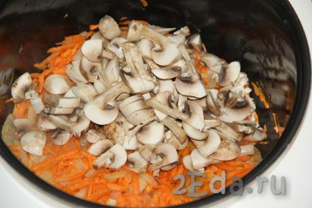 Если используете грибы, то самое время их добавить. Я нарезала свежие шампиньоны на пластинки и добавила в чашу. Обжаривать грибы с овощами в течение 3 минут. Если не добавляете грибы, то просто продолжайте обжаривать морковку с луком в течение 3 минут.
