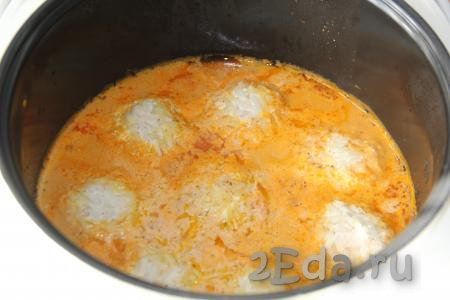 Готовить тефтели в томатно-сметанном соусе под закрытой крышкой мультиварки в течение 1 часа.