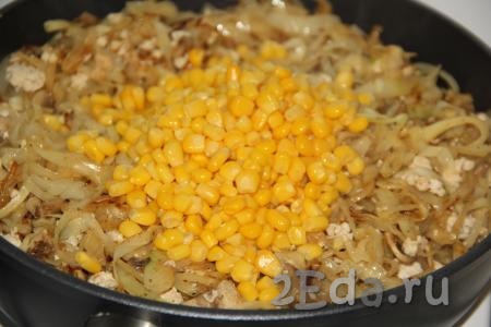 Перемешать капусту с фаршем и грибами, тушить под крышкой в течение 10 минут, иногда перемешивая. Затем добавить кукурузу (если не любите кукурузу или нет её в наличии, то просто не добавляйте).