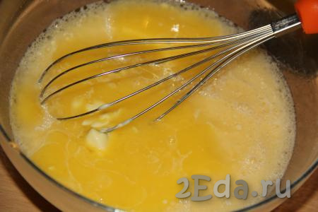 К молочно-яичной смеси добавить растительное масло, уксус и растопленное негорячее сливочное масло, перемешать.
