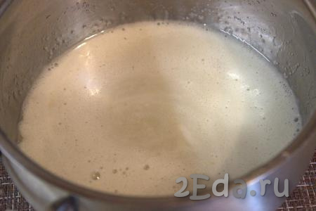 Сироп должен хорошо пениться. Для того чтобы удобно было в дальнейшем замешивать тесто, сироп можно перелить в глубокую миску.