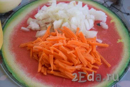 Пока варится картофель и филе, приготовим зажарку. Для этого лук нарежем на кубики, а морковь - тонкой соломкой.