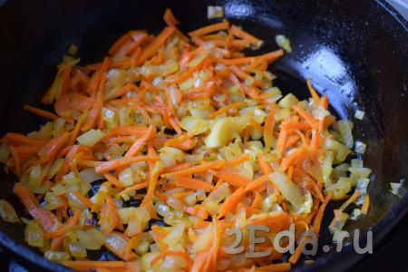 Разогреем сковороду с растительным маслом и отправим в неё наши овощи. На умеренном огне обжариваем морковку с луком до прозрачности, периодически помешивая содержимое сковороды (в течение 5-7 минут).