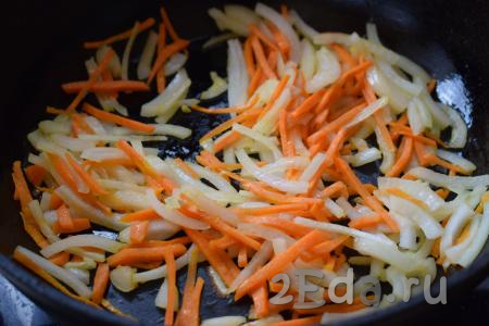 Морковь и лук очистим. Лук нарежем на полукольца, а морковь - тонкой соломкой. Обжарим овощи на медленном огне в сковороде с растительным маслом до прозрачности (в течение минут 10).