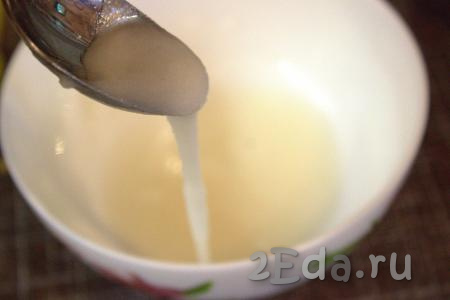 Тем временем приготовить глазурь, для этого в миску нужно насыпать сахарную пудру, влить лимонный сок, хорошо перемешать (до однородного состояния).