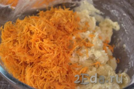 Морковь натереть на мелкой тёрке (для приготовления печенья нам понадобится 180 грамм натёртой морковки), добавить в миску, перемешать.
