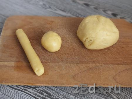 Сформуйте печенье, для этого отщипните, примерно, 40-45 грамм теста, округлите его и придайте форму палочки (или брусочка). Таким образом сформируйте всё португальское печенье, придавая ему форму палочки (или брусочка)