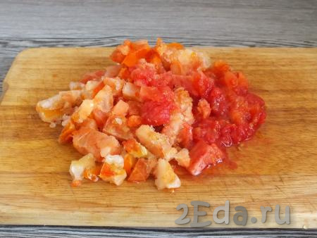 Подготовьте помидоры. Если помидоры замороженные, тогда обдайте их кипятком, пусть немного постоят, затем снимите кожицу и нарежьте на произвольные кусочки. Если помидоры свежие, тогда сделайте на поверхности каждого овоща крестообразный надрез, затем переложите в чашу, залейте кипятком и оставьте на 1-2 минуты, после снимите кожицу и нарежьте на кусочки произвольного размера.