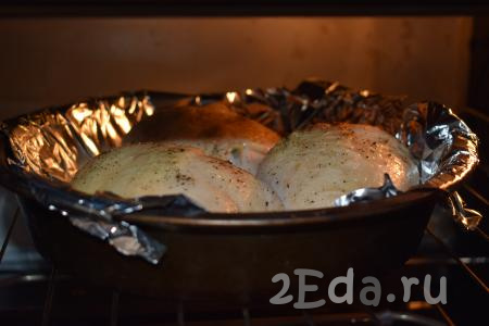 Запекаем куриные рулетики с начинкой из сыра и зелени при температуре 190 градусов, примерно, 45 минут (ориентируйтесь на вашу духовку).