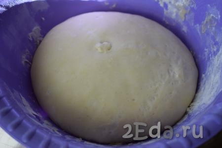 Ставим тесто для подхода в теплое место без сквозняков на 1 час. За это время тесто хорошо увеличится в объёме.