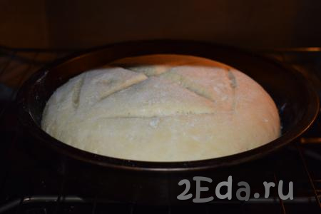 Накрываем тесто полотенцем и даём хлебу еще немного подойти (примерно, в течение 10-15 минут). Затем отправляем домашний постный хлеб в разогретую духовку и выпекаем около 40 минут  при температуре 190 градусов.