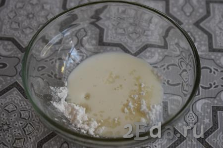 Для приготовления помадки смешаем сахарную пудру, воду и ванилин.