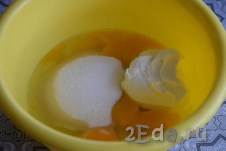 Замесим тесто для наших кексов, для этого в миску разобьём яйца, добавим сахар, соль и сметану, перемешиваем. 