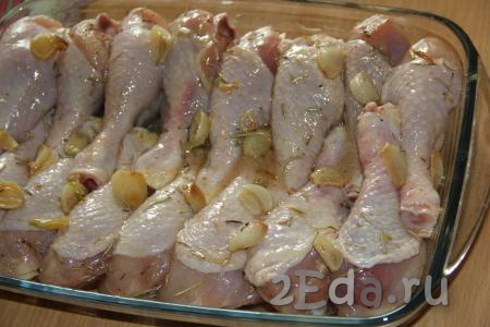 Замаринованную курицу выложить в жаропрочную форму. Остатки маринада из миски влить в форму.