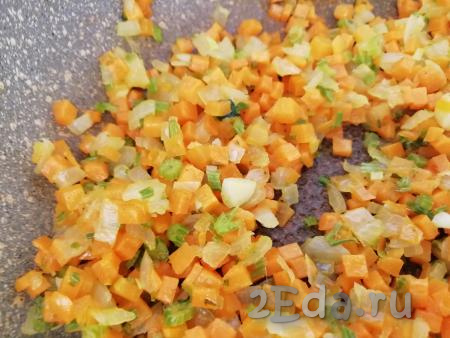 Через 2-3 минуты с начала обжаривания лука добавить в сковороду морковь, перемешать, жарить на среднем огне 2-3 минуты, иногда помешивая.