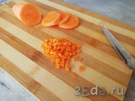 Морковь натереть на крупной тёрке (или нарезать на мелкие кубики).