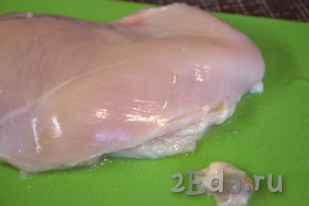 Куриное филе вымыть, обсушить, а затем сделать при помощи ножа несколько проколов.