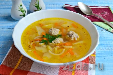Очень вкусный и сытный суп, приготовленный с фрикадельками из куриного фарша, разлить по тарелкам и подать в горячем виде к столу.