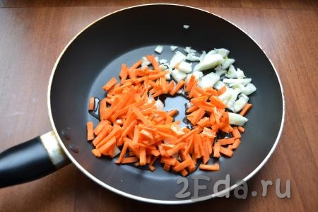 1 луковицу нарезать кусочками, морковь - соломкой, выложить нарезанные овощи в сковороду с растительным маслом.