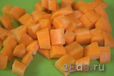 Морковь очистить и нарезать тоже средними кубиками.