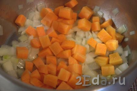 Я обжарила овощи в кастрюле с толстым дном, в которой будет вариться суп. Если у вас эмалированная кастрюля, то лучше обжаривать овощи на сковороде. Влить в кастрюлю 2-3 столовые ложки растительного масла, сюда же выложить нарезанный лук, обжарить на среднем огне до прозрачности (в течение 2-3 минут). Затем в кастрюлю с обжаренным луком выложить нарезанную морковку, перемешать овощи и обжарить 2-3 минуты, постоянно помешивая, на среднем огне.