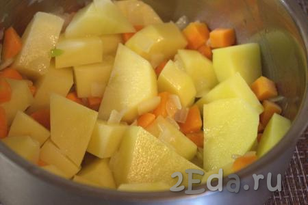 Добавить нарезанный картофель в кастрюлю к овощам, перемешивая, обжарить 2-3 минуты. Если вы обжаривали в сковороде, то переложите содержимое сковороды в кастрюлю.