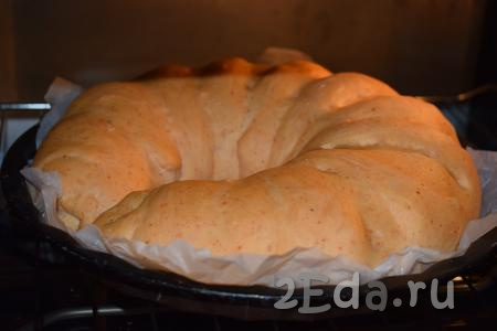 Пергамент с хлебом выкладываем в форму и даём хлебушку расстояться 25-30 минут. Подошедший хлеб с паприкой отправляем в разогретую духовку и выпекаем, примерно, 40 минут при температуре 190 градусов (ориентируйтесь по своей духовке)