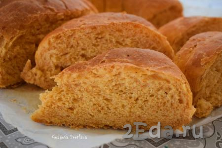 Нарезаем хлеб на кусочки и подаём к первым и вторым блюдам, используем для приготовления бутербродов или просто едим его с молоком.
